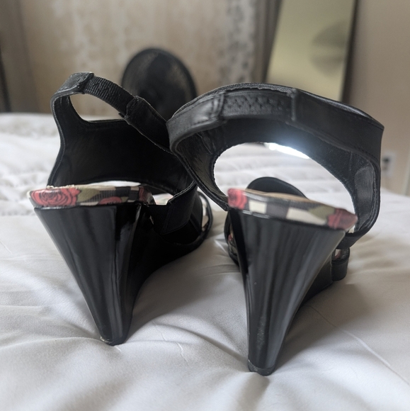 Cushion Walk by Avon Women's Size 7 Black Red Roses Faux Leather Wedge Sandals - Picture 8 of 12